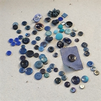 blå-nuancer-forskellige-størrelser-retro-knapper